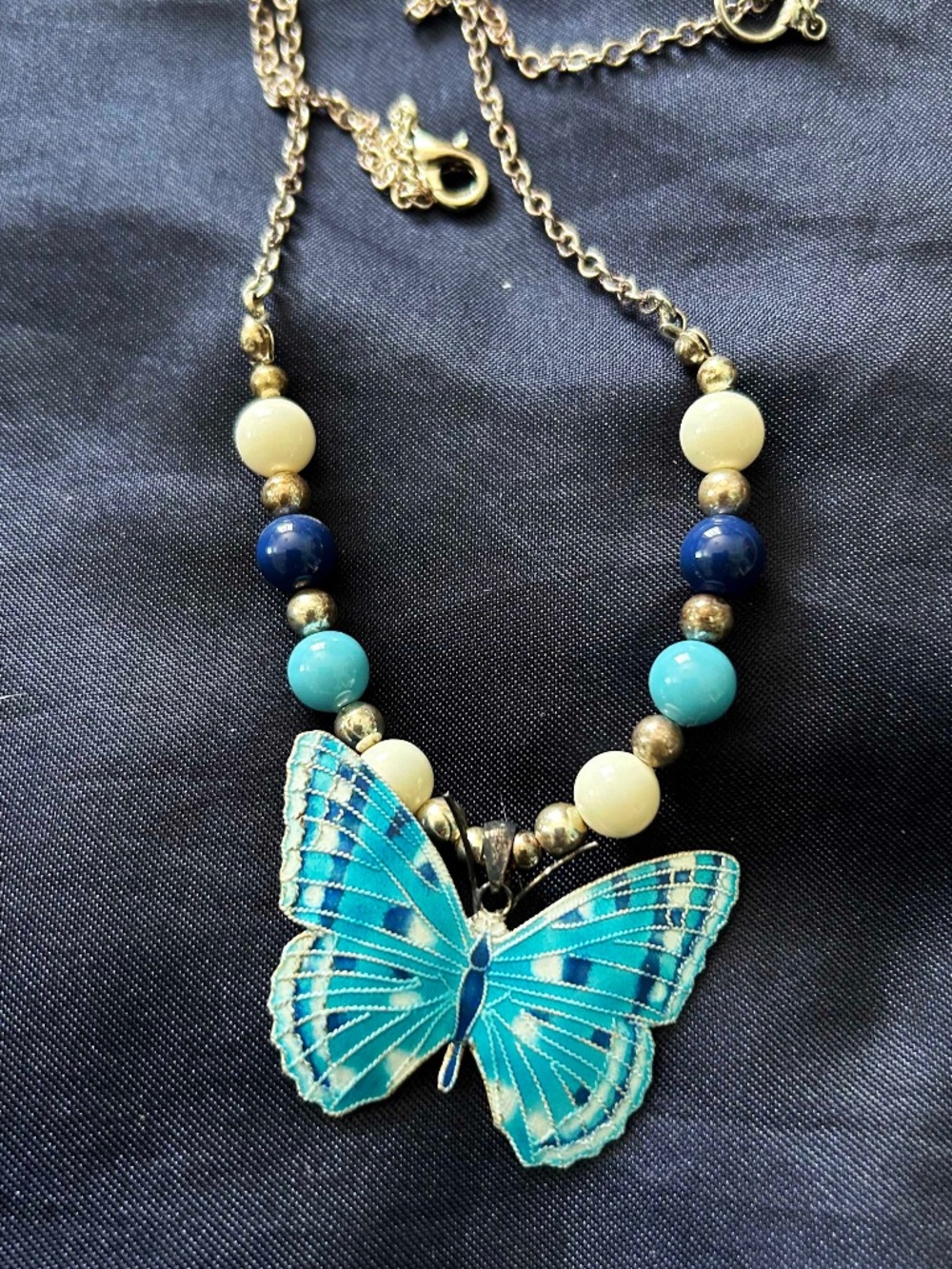 NECKLACE METAL BUTTERFLY BLUES/WHITE WITH NAVY/LT BLUE/WHITE BEADS & SILVER TONE